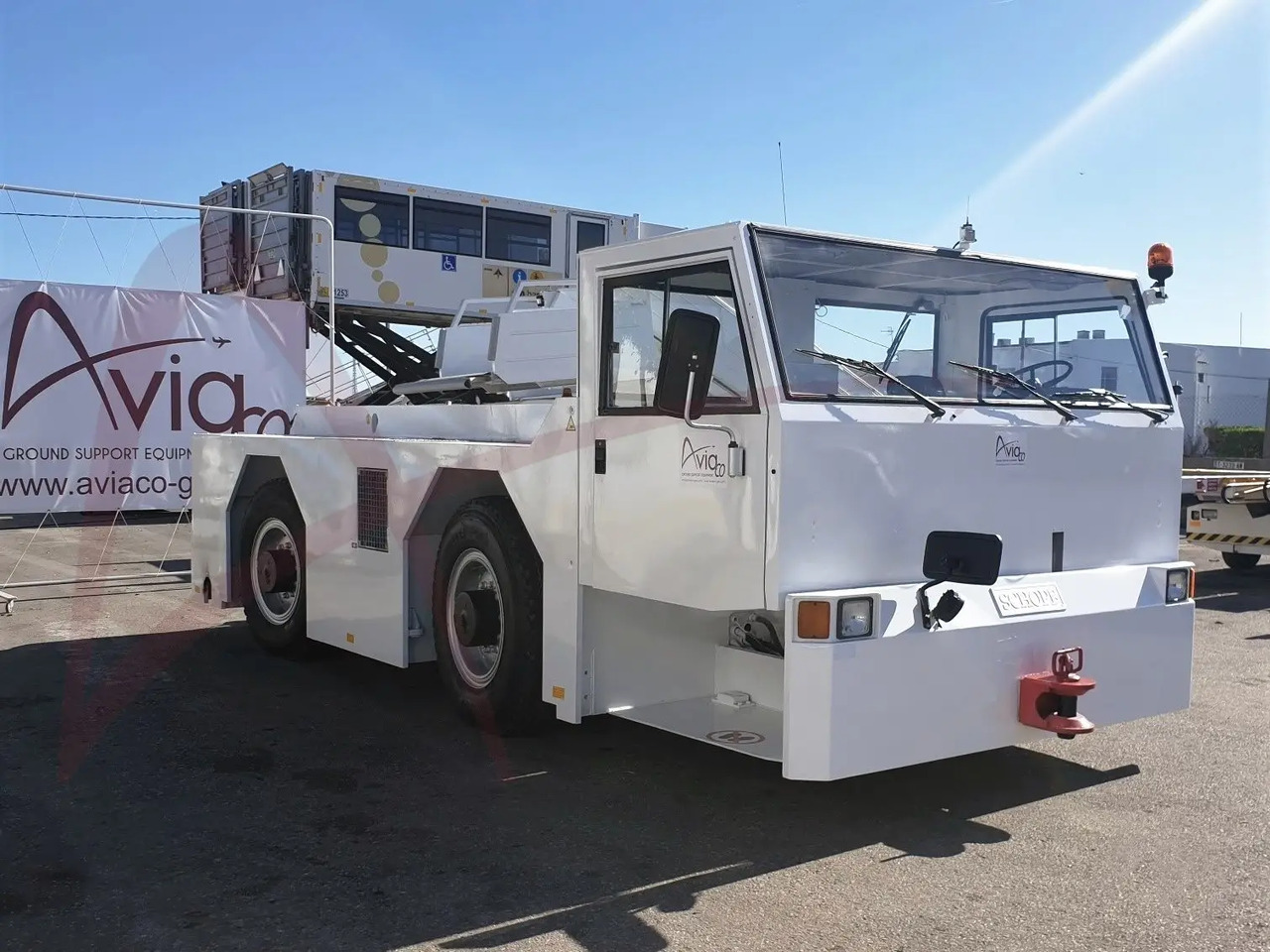 SCHOPF F180 - Ciągnik samolotowy: zdjęcie 1 SCHOPF F180 - Ciągnik samolotowy: zdjęcie 1