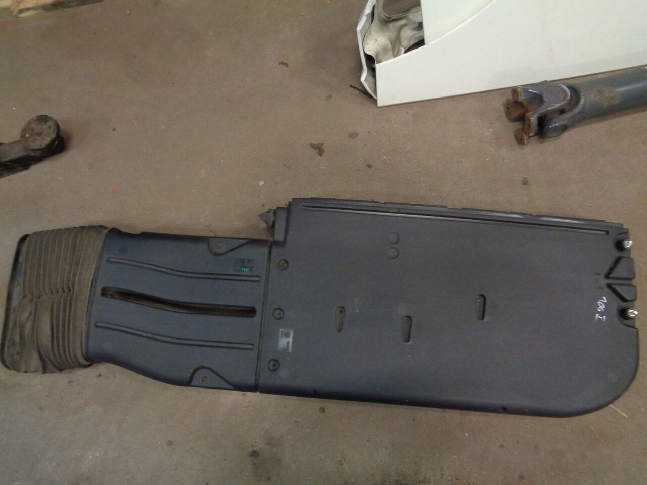 DAF XF 106 Komin Powietrza DAF XF 106 1935598 DAF XF 106 truck - Nadwozie i zewnętrzne elementy do Samochodów ciężarowych: zdjęcie 4 DAF XF 106 Komin Powietrza DAF XF 106 1935598 DAF XF 106 truck - Nadwozie i zewnętrzne elementy do Samochodów ciężarowych: zdjęcie 4