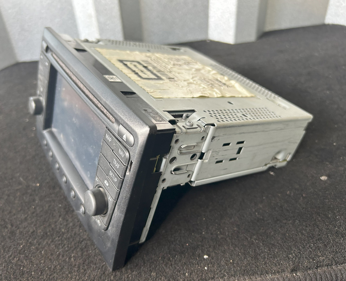 DAF XF 106 ORIGINAL RADIO + MOUNTING BOX - Część uniwersalna: zdjęcie 5 DAF XF 106 ORIGINAL RADIO + MOUNTING BOX - Część uniwersalna: zdjęcie 5