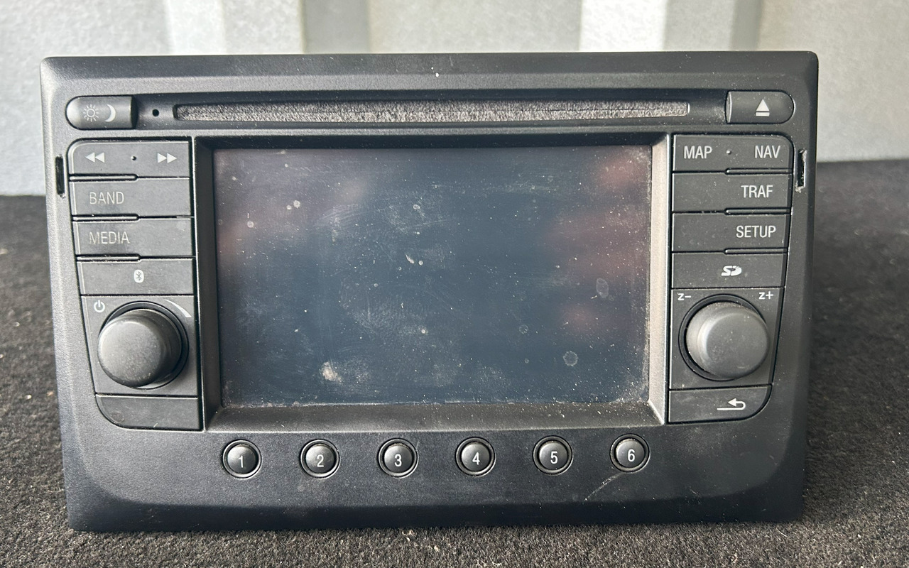 DAF XF 106 ORIGINAL RADIO + MOUNTING BOX - Część uniwersalna: zdjęcie 1 DAF XF 106 ORIGINAL RADIO + MOUNTING BOX - Część uniwersalna: zdjęcie 1