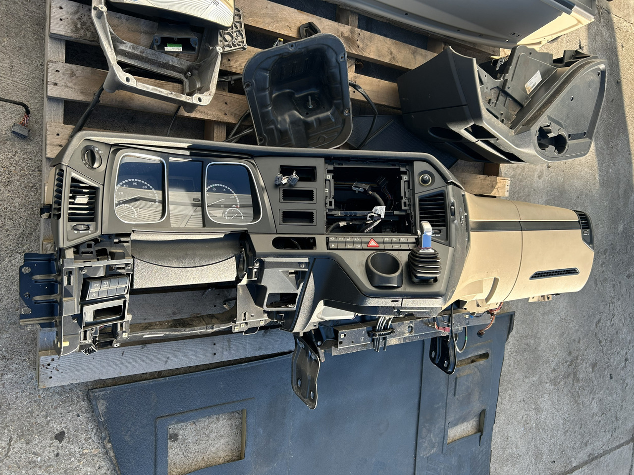 MERCEDES-BENZ KOMPLETNA PRZEKŁADKA WNĘTRZA - DESKA KONSOLA DO ANGLIKA MERCEDES ACTROS MP4 L STREAM SPACE - Kabina: zdjęcie 5 MERCEDES-BENZ KOMPLETNA PRZEKŁADKA WNĘTRZA - DESKA KONSOLA DO ANGLIKA MERCEDES ACTROS MP4 L STREAM SPACE - Kabina: zdjęcie 5