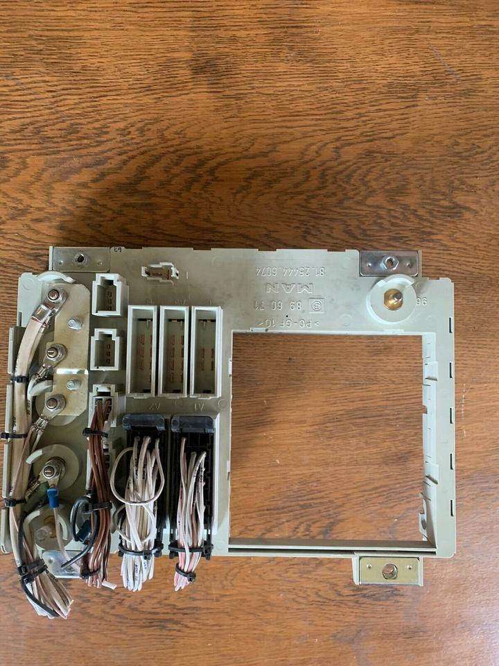 MAN TGS Sicherungskasten 81.25444.6074 - Części zamienne: zdjęcie 3 MAN TGS Sicherungskasten 81.25444.6074 - Części zamienne: zdjęcie 3