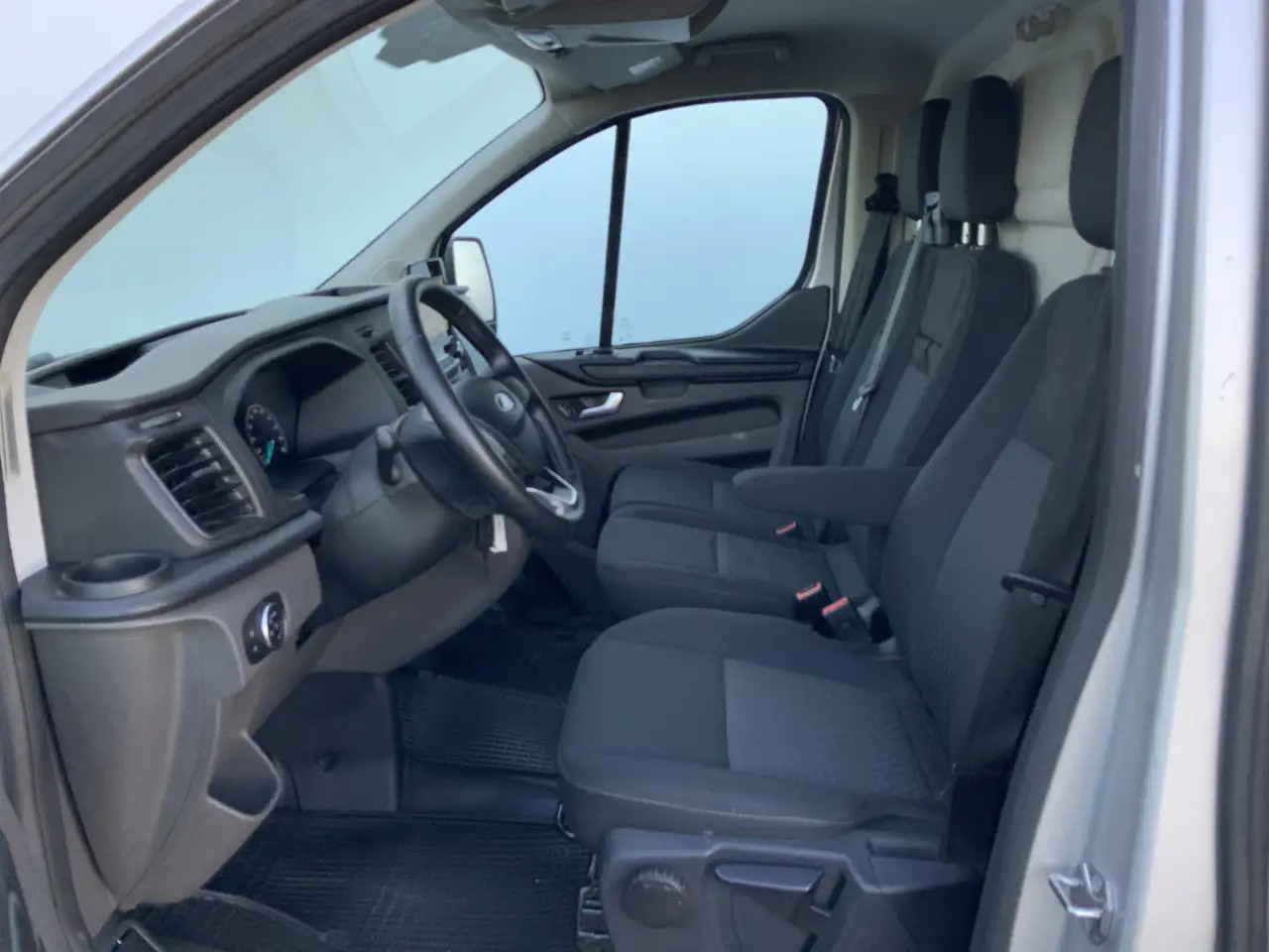 Ford Transit Custom 300 2.0 TDCI L1H1 Limited Airco Cruise Camera 3 Zi - Furgon: zdjęcie 4 Ford Transit Custom 300 2.0 TDCI L1H1 Limited Airco Cruise Camera 3 Zi - Furgon: zdjęcie 4