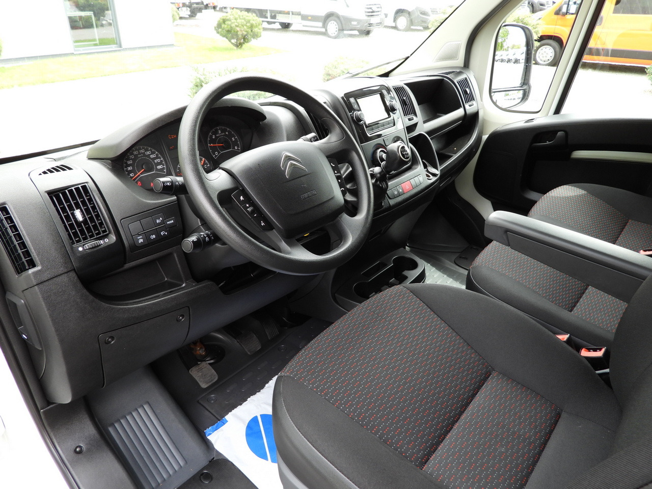 CITROEN JUMPER BOX LIFT 8 PALLETS CRUISE CONTROL NAVIGATION AIR CONDITIONING 165HP - Dostawczy kontener: zdjęcie 2 CITROEN JUMPER BOX LIFT 8 PALLETS CRUISE CONTROL NAVIGATION AIR CONDITIONING 165HP - Dostawczy kontener: zdjęcie 2