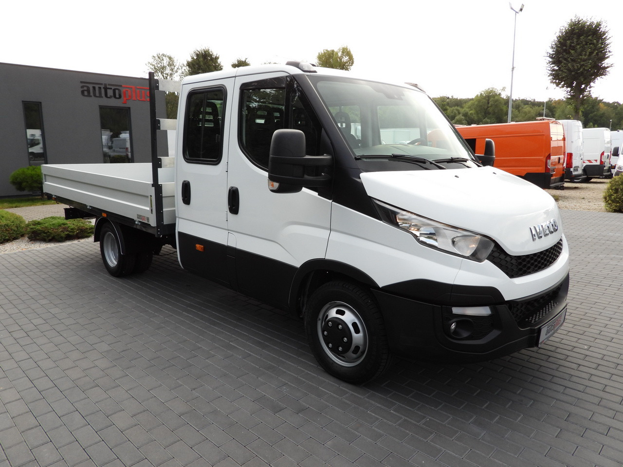 IVECO DAILY 35C17 STAKE BODY DOUBLE CABIN DOKA 7 SEATS CRUISE CONTROL TWIN WHEELS AIR CONDITIONING 170HP - Samochód dostawczy doka: zdjęcie 4 IVECO DAILY 35C17 STAKE BODY DOUBLE CABIN DOKA 7 SEATS CRUISE CONTROL TWIN WHEELS AIR CONDITIONING 170HP - Samochód dostawczy doka: zdjęcie 4