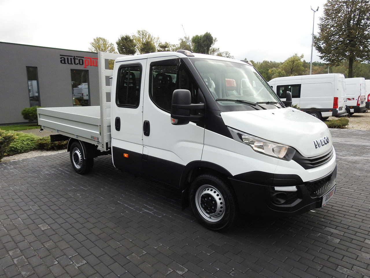 IVECO DAILY 35S15 STAKE BODY DOUBLE CABIN DOKA 7 SEATS AIR CONDITIONING 150HP - Samochód dostawczy doka: zdjęcie 4 IVECO DAILY 35S15 STAKE BODY DOUBLE CABIN DOKA 7 SEATS AIR CONDITIONING 150HP - Samochód dostawczy doka: zdjęcie 4