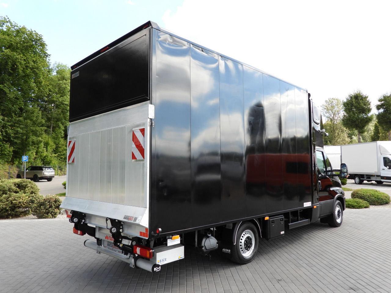 IVECO DAILY 35S18 BOX LIFT 8 PALLETS WEBASTO CRUISE CONTROL NAVIGATION LED LIGHTS PNEUMATICS AIR CONDITIONING 180HP - Dostawczy kontener: zdjęcie 3 IVECO DAILY 35S18 BOX LIFT 8 PALLETS WEBASTO CRUISE CONTROL NAVIGATION LED LIGHTS PNEUMATICS AIR CONDITIONING 180HP - Dostawczy kontener: zdjęcie 3
