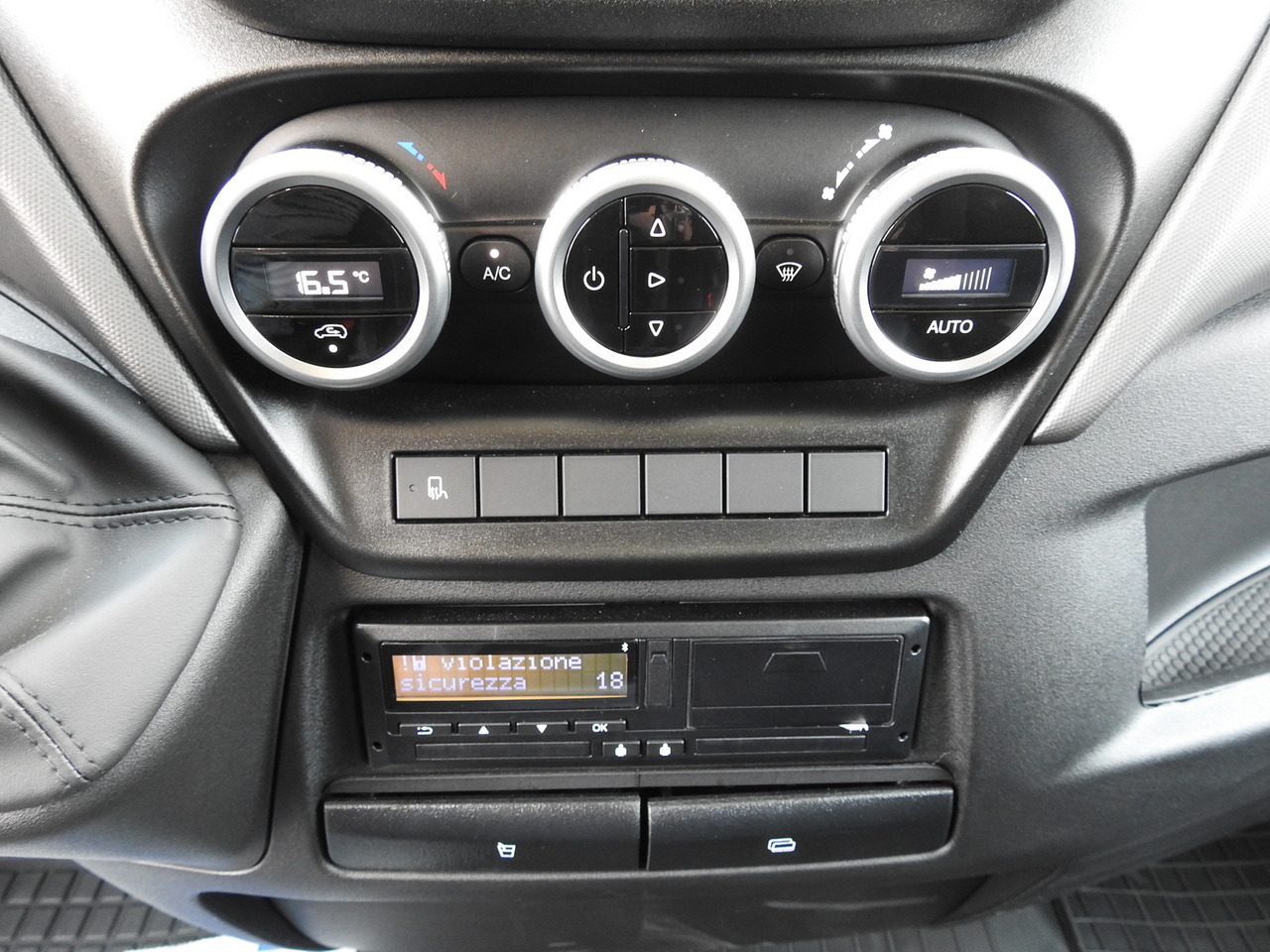 Nowy Samochód dostawczy plandeka IVECO DAILY 35S18 NEW TARPAULIN 8 PALLETS CRUISE CONTROL NAVIGATION LED LIGHTS AUTOMATIC TRANSMISSION HI-MATIC MANUFACTURERS WARRANTY 180HP: zdjęcie 45 Nowy Samochód dostawczy plandeka IVECO DAILY 35S18 NEW TARPAULIN 8 PALLETS CRUISE CONTROL NAVIGATION LED LIGHTS AUTOMATIC TRANSMISSION HI-MATIC MANUFACTURERS WARRANTY 180HP: zdjęcie 45