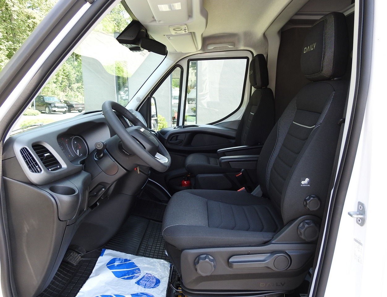 Nowy Samochód dostawczy plandeka IVECO DAILY 35S18 NEW TARPAULIN 8 PALLETS CRUISE CONTROL NAVIGATION LED LIGHTS AUTOMATIC TRANSMISSION HI-MATIC MANUFACTURERS WARRANTY 180HP: zdjęcie 31 Nowy Samochód dostawczy plandeka IVECO DAILY 35S18 NEW TARPAULIN 8 PALLETS CRUISE CONTROL NAVIGATION LED LIGHTS AUTOMATIC TRANSMISSION HI-MATIC MANUFACTURERS WARRANTY 180HP: zdjęcie 31