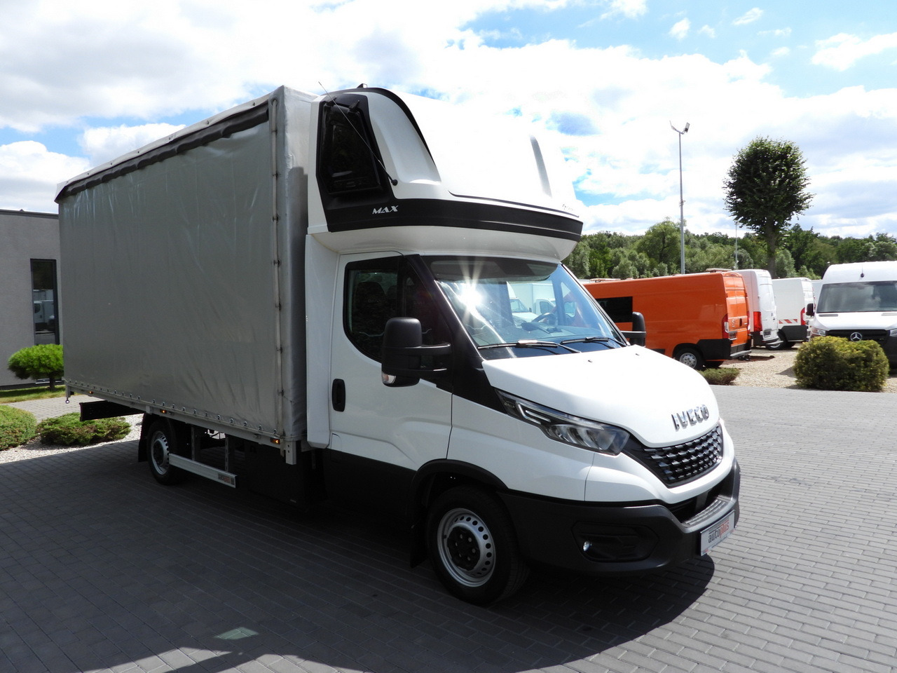 IVECO DAILY 35S18 TARPAULIN 10 PALLETS WEBASTO CRUISE CONTROL NAVIGATION LED LIGHTS AIR CONDITIONING 180HP - Samochód dostawczy plandeka: zdjęcie 4 IVECO DAILY 35S18 TARPAULIN 10 PALLETS WEBASTO CRUISE CONTROL NAVIGATION LED LIGHTS AIR CONDITIONING 180HP - Samochód dostawczy plandeka: zdjęcie 4