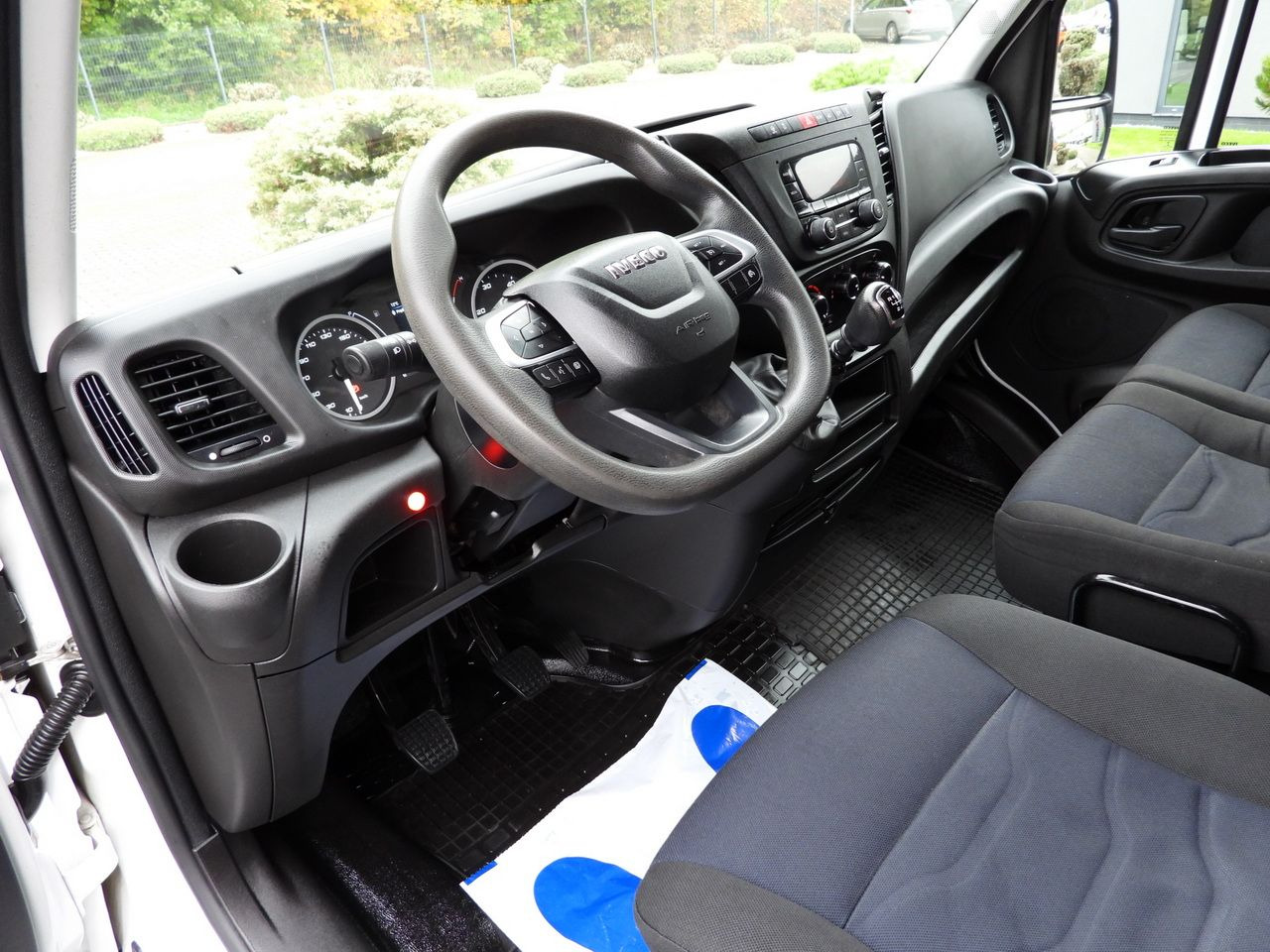 IVECO DAILY 35S18 TARPAULIN LIFT 8 PALLETS WEBASTO CRUISE CONTROL AIR CONDITIONING 180HP - Samochód dostawczy plandeka: zdjęcie 2 IVECO DAILY 35S18 TARPAULIN LIFT 8 PALLETS WEBASTO CRUISE CONTROL AIR CONDITIONING 180HP - Samochód dostawczy plandeka: zdjęcie 2