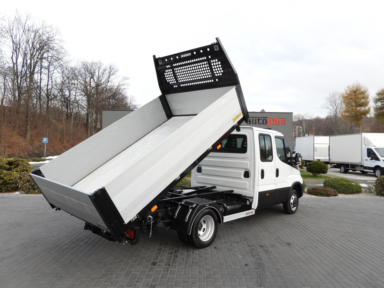 IVECO DAILY 50C16 THREE-WAY TIPPER DOUBLE CABIN DOKA 6 SEATS CRUISE CONTROL PNEUMATICS TWIN WHEELS AIR CONDITIONING 160HP - Samochód dostawczy wywrotka: zdjęcie 3 IVECO DAILY 50C16 THREE-WAY TIPPER DOUBLE CABIN DOKA 6 SEATS CRUISE CONTROL PNEUMATICS TWIN WHEELS AIR CONDITIONING 160HP - Samochód dostawczy wywrotka: zdjęcie 3