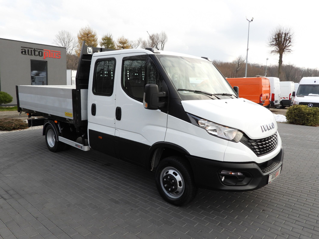 IVECO DAILY 50C16 THREE-WAY TIPPER DOUBLE CABIN DOKA 6 SEATS CRUISE CONTROL PNEUMATICS TWIN WHEELS AIR CONDITIONING 160HP - Samochód dostawczy wywrotka: zdjęcie 4 IVECO DAILY 50C16 THREE-WAY TIPPER DOUBLE CABIN DOKA 6 SEATS CRUISE CONTROL PNEUMATICS TWIN WHEELS AIR CONDITIONING 160HP - Samochód dostawczy wywrotka: zdjęcie 4