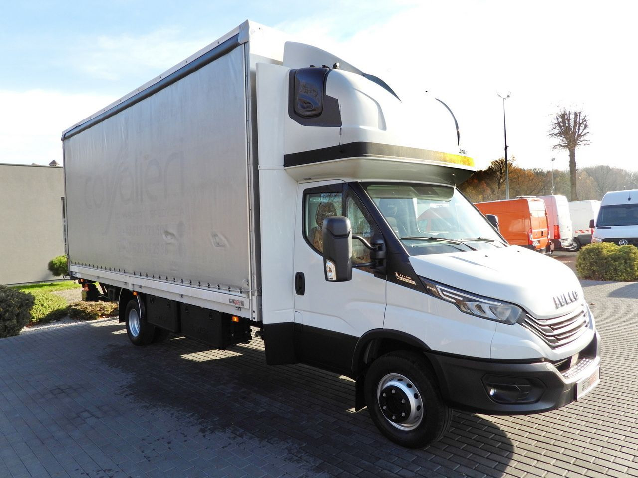 IVECO DAILY 70C18 TARPAULIN LIFT 16 PALLETS WEBASTO CRUISE CONTROL NAVIGATION LED LIGHTS PNEUMATICS AUTOMATIC TRANSMISSION HI-MATIC TWIN WHEELS AIR CONDITIONING 180HP - Samochód ciężarowy plandeka: zdjęcie 4 IVECO DAILY 70C18 TARPAULIN LIFT 16 PALLETS WEBASTO CRUISE CONTROL NAVIGATION LED LIGHTS PNEUMATICS AUTOMATIC TRANSMISSION HI-MATIC TWIN WHEELS AIR CONDITIONING 180HP - Samochód ciężarowy plandeka: zdjęcie 4