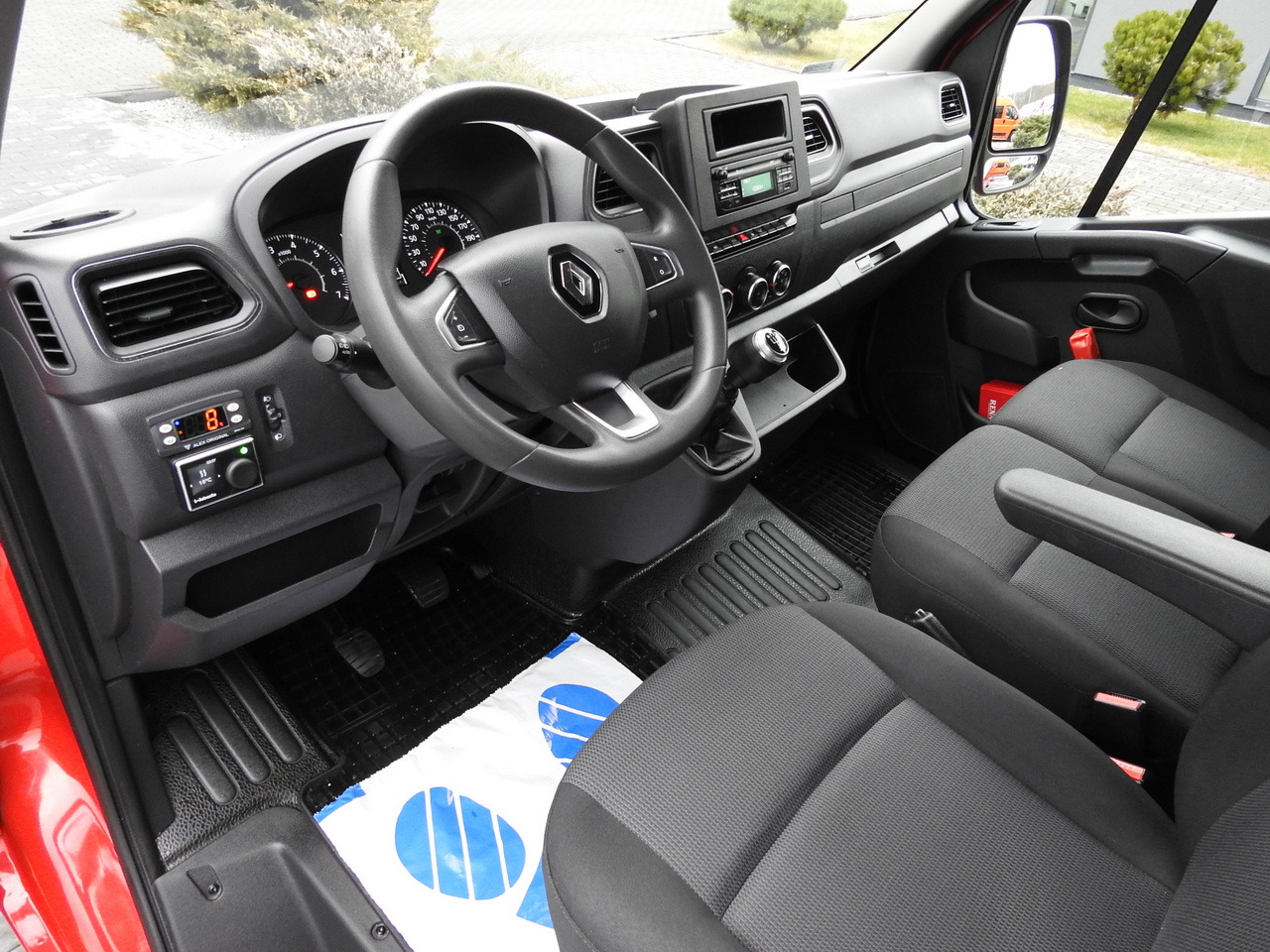 RENAULT MASTER REFRIGERATOR VAN 1*C CRUISE CONTROL AIR CONDITIONING LED LIGHTS 135HP - Samochód dostawczy chłodnia: zdjęcie 2 RENAULT MASTER REFRIGERATOR VAN 1*C CRUISE CONTROL AIR CONDITIONING LED LIGHTS 135HP - Samochód dostawczy chłodnia: zdjęcie 2