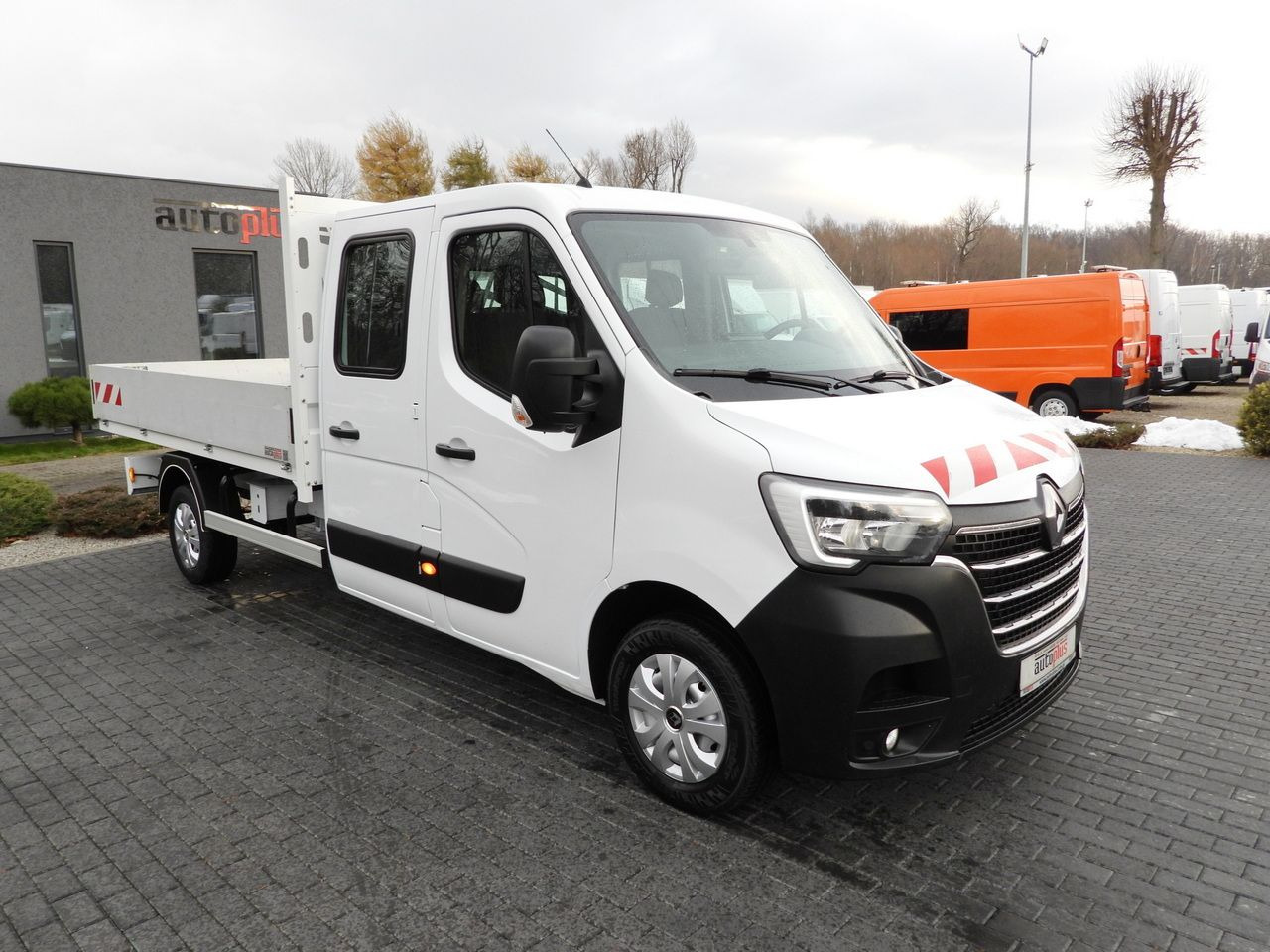 RENAULT MASTER STAKE BODY DOUBLE CABIN DOKA 6 SEATS CRUISE CONTROL NAVIGATION LED LIGHTS AIR CONDITIONING 150HP - Samochód dostawczy doka: zdjęcie 4 RENAULT MASTER STAKE BODY DOUBLE CABIN DOKA 6 SEATS CRUISE CONTROL NAVIGATION LED LIGHTS AIR CONDITIONING 150HP - Samochód dostawczy doka: zdjęcie 4