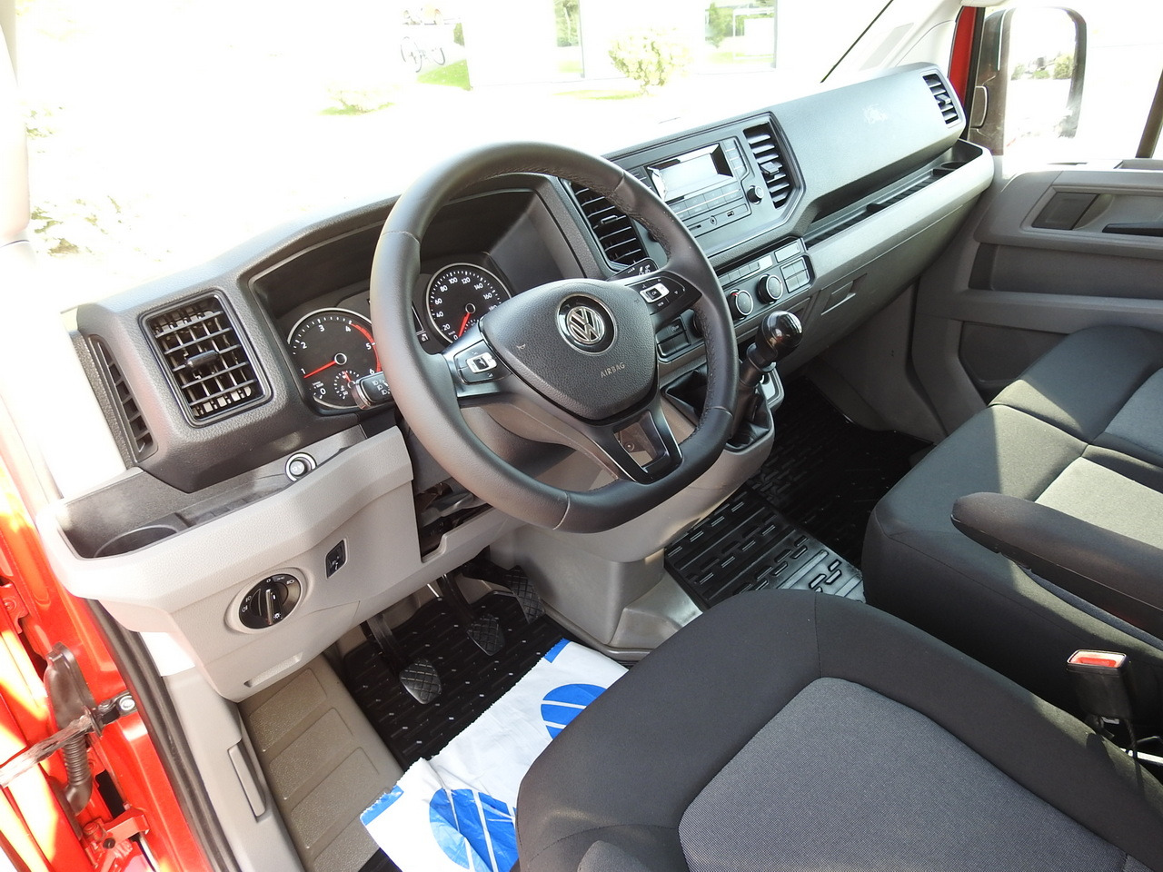 VOLKSWAGEN CRAFTER STAKE BODY DOUBLE CABIN DOKA 7 SEATS AIR CONDITIONING 140HP - Samochód dostawczy doka: zdjęcie 2 VOLKSWAGEN CRAFTER STAKE BODY DOUBLE CABIN DOKA 7 SEATS AIR CONDITIONING 140HP - Samochód dostawczy doka: zdjęcie 2