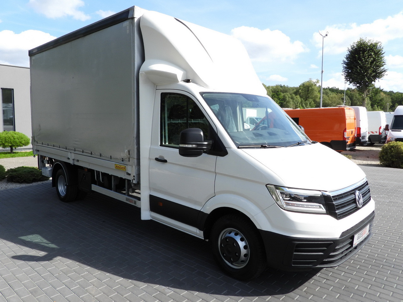 VOLKSWAGEN CRAFTER TARPAULIN LIFT 8 PALLETS CRUISE CONTROL LED LIGHTS TWIN WHEELS AIR CONDITIONING 180HP - Samochód dostawczy plandeka: zdjęcie 4 VOLKSWAGEN CRAFTER TARPAULIN LIFT 8 PALLETS CRUISE CONTROL LED LIGHTS TWIN WHEELS AIR CONDITIONING 180HP - Samochód dostawczy plandeka: zdjęcie 4