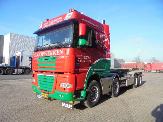 DAF XF 105 410 FAD 8X4 STEEL SUSPENSION - Ciężarówka hakowiec: zdjęcie 1 DAF XF 105 410 FAD 8X4 STEEL SUSPENSION - Ciężarówka hakowiec: zdjęcie 1
