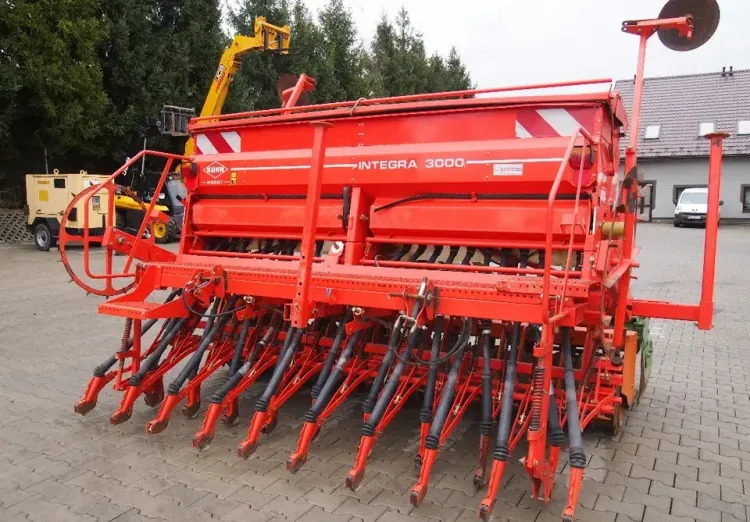 Agregat uprawowo-siewny Kuhn KE303 i INTEGRA 3000 2009 Agrebat uprawowo siewny, brona aktywna AMAZONE i KUHN - Agregat uprawowo-siewny: zdjęcie 4 Agregat uprawowo-siewny Kuhn KE303 i INTEGRA 3000 2009 Agrebat uprawowo siewny, brona aktywna AMAZONE i KUHN - Agregat uprawowo-siewny: zdjęcie 4