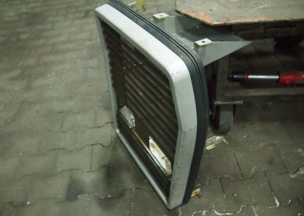 Części do Ciągnika Massey Ferguson MF 3000, 6000 Przedni grill maskę do Massey Ferguson serii 3000, 3100.
z lampami - Kratka wlotu powietrza do Maszyn rolniczych: zdjęcie 2 Części do Ciągnika Massey Ferguson MF 3000, 6000 Przedni grill maskę do Massey Ferguson serii 3000, 3100.
z lampami - Kratka wlotu powietrza do Maszyn rolniczych: zdjęcie 2