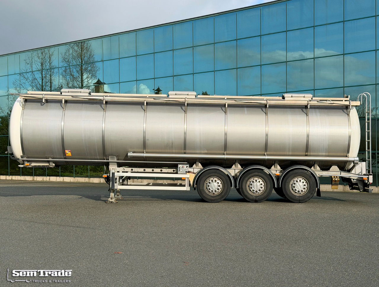 Burg 37.300 Liter 3 Compartments Disc Brakes Super Condition NL Trailer - Naczepa cysterna: zdjęcie 2 Burg 37.300 Liter 3 Compartments Disc Brakes Super Condition NL Trailer - Naczepa cysterna: zdjęcie 2