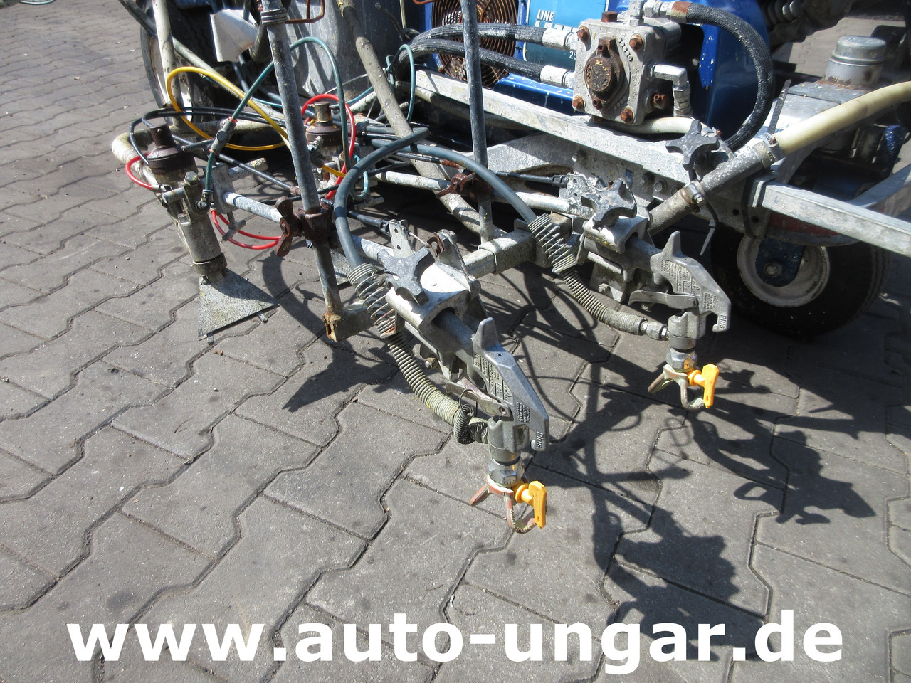 Graco LineLazer IV 250 SPS selbstfahrend Airless Perlen Roadmarking Straßenmarkierung - Maszyna drogowa: zdjęcie 3 Graco LineLazer IV 250 SPS selbstfahrend Airless Perlen Roadmarking Straßenmarkierung - Maszyna drogowa: zdjęcie 3