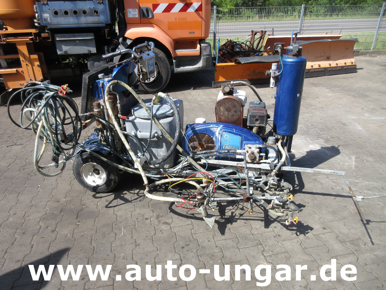 Graco LineLazer IV 250 SPS selbstfahrend Airless Perlen Roadmarking Straßenmarkierung - Maszyna drogowa: zdjęcie 1 Graco LineLazer IV 250 SPS selbstfahrend Airless Perlen Roadmarking Straßenmarkierung - Maszyna drogowa: zdjęcie 1