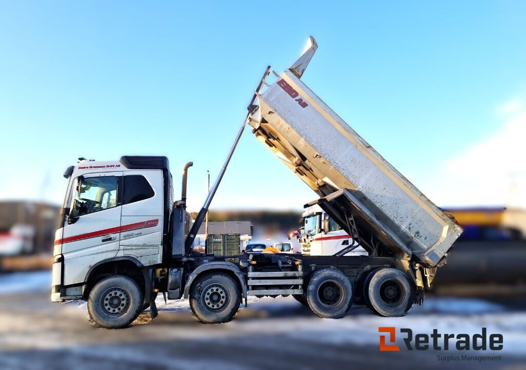 Robust og klar tippbil – Volvo FH16 650 8x4 med tipp og hengeropplegg - Wywrotka: zdjęcie 1 Robust og klar tippbil – Volvo FH16 650 8x4 med tipp og hengeropplegg - Wywrotka: zdjęcie 1