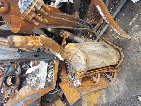 Case Maxxum 110, 120, 130 Steir Profi 4110, 4120 Engine Exhaust Muffler 84470779 - Tłumik do Traktorów rolniczych: zdjęcie 1 Case Maxxum 110, 120, 130 Steir Profi 4110, 4120 Engine Exhaust Muffler 84470779 - Tłumik do Traktorów rolniczych: zdjęcie 1