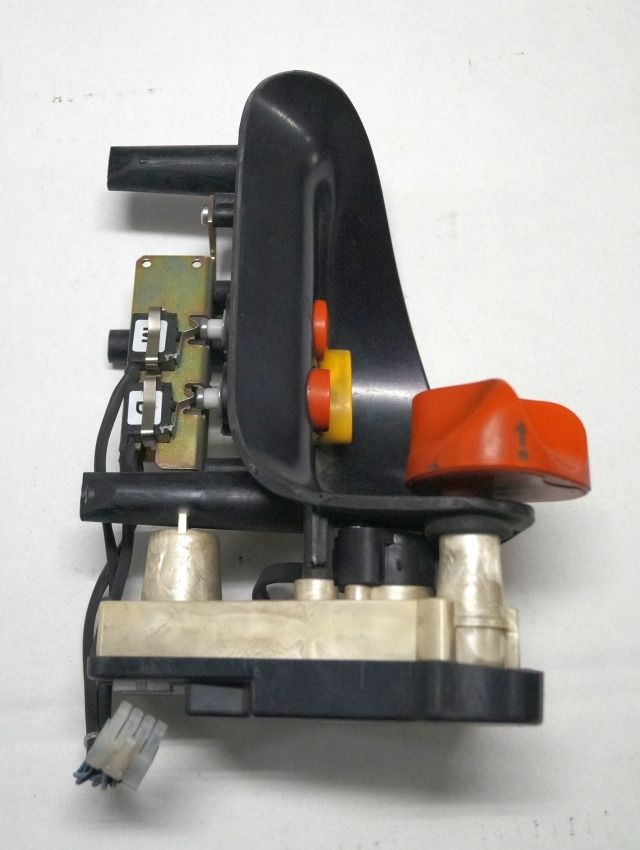 Linde 1443605100 | Rijschakelaar Control handle Control module - Układ elektryczny do Urządzeń transportu wewnętrznego: zdjęcie 2 Linde 1443605100 | Rijschakelaar Control handle Control module - Układ elektryczny do Urządzeń transportu wewnętrznego: zdjęcie 2