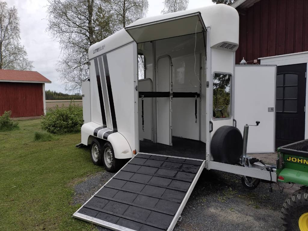 Umeå A45 Hevostraileri, etupurku - Przyczepa do przewozu zwierząt: zdjęcie 1 Umeå A45 Hevostraileri, etupurku - Przyczepa do przewozu zwierząt: zdjęcie 1