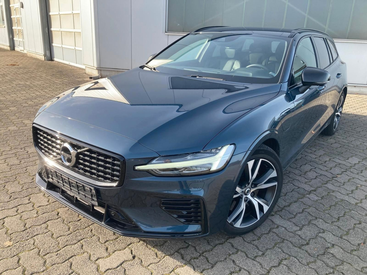 Volvo V60 T8 R Design Recharge Plug-In Hybrid AWD - Kombi: zdjęcie 1 Volvo V60 T8 R Design Recharge Plug-In Hybrid AWD - Kombi: zdjęcie 1