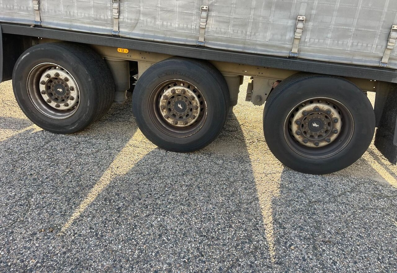 Schmitz S3 - Naczepa plandeka: zdjęcie 4 Schmitz S3 - Naczepa plandeka: zdjęcie 4