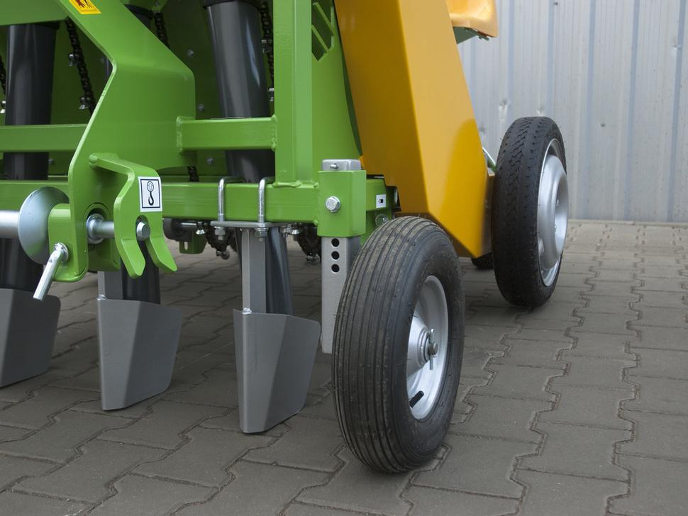 Bomet Zwiebel, Knoblauch Pflanzmaschine / Onion, garlic planter / Planteuse d'oignons et d'ail / Piantatrice per cipolla, aglio / Cebolla, ajo Sembradora / Сажалка для лука, чеснока / Sadzarka do cebuli - Maszyna do siewu i sadzenia: zdjęcie 4 Bomet Zwiebel, Knoblauch Pflanzmaschine / Onion, garlic planter / Planteuse d'oignons et d'ail / Piantatrice per cipolla, aglio / Cebolla, ajo Sembradora / Сажалка для лука, чеснока / Sadzarka do cebuli - Maszyna do siewu i sadzenia: zdjęcie 4