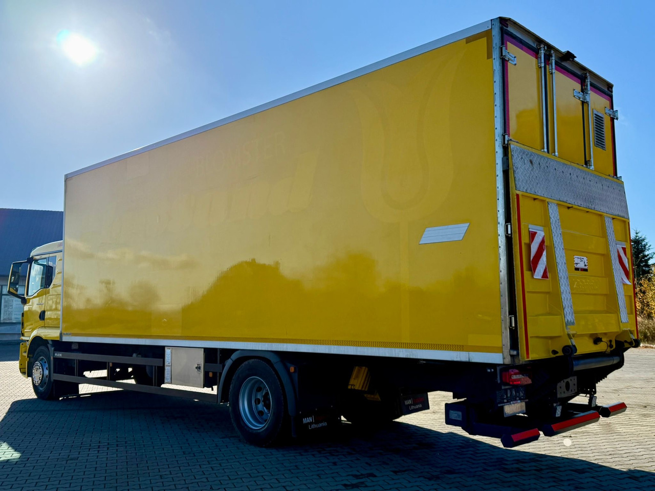 MAN 18.320 / IZOTERMA / GRZANA / WINDA / 20 EUROPALET / AUTOMAT / 170 TYŚ KM / 2021 R / SYPIALKA / CAŁY NA PODUSZKACH / SPROWADZONY / JAK NOWY - Ciężarówka izotermiczna: zdjęcie 3 MAN 18.320 / IZOTERMA / GRZANA / WINDA / 20 EUROPALET / AUTOMAT / 170 TYŚ KM / 2021 R / SYPIALKA / CAŁY NA PODUSZKACH / SPROWADZONY / JAK NOWY - Ciężarówka izotermiczna: zdjęcie 3