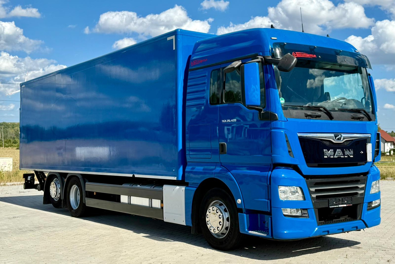 MAN TGX 26.420 / KONTENER / WINDA / 8.5 M DŁUGOŚCI / 21 EUROPALET / 6x2 / 3 OŚ PODNOSZONA I SKRĘTNA / ŁADOWNOŚĆ 14 415 KG / 2018 ROK / Z NIEMIEC - Samochód ciężarowy furgon: zdjęcie 1 MAN TGX 26.420 / KONTENER / WINDA / 8.5 M DŁUGOŚCI / 21 EUROPALET / 6x2 / 3 OŚ PODNOSZONA I SKRĘTNA / ŁADOWNOŚĆ 14 415 KG / 2018 ROK / Z NIEMIEC - Samochód ciężarowy furgon: zdjęcie 1
