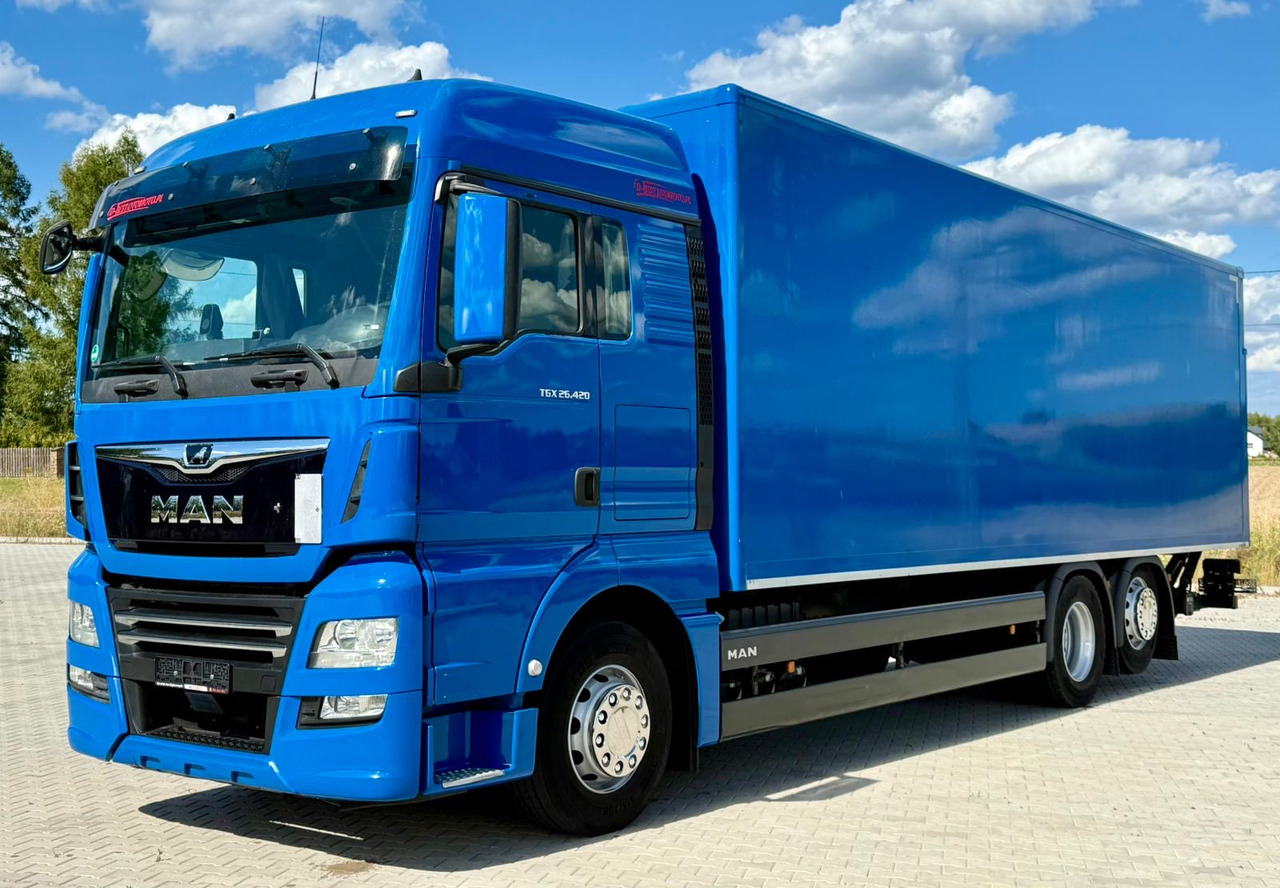 MAN TGX 26.420 / KONTENER / WINDA / 8.5 M DŁUGOŚCI / 21 EUROPALET / 6x2 / 3 OŚ PODNOSZONA I SKRĘTNA / ŁADOWNOŚĆ 14 415 KG / 2018 ROK / Z NIEMIEC - Samochód ciężarowy furgon: zdjęcie 2 MAN TGX 26.420 / KONTENER / WINDA / 8.5 M DŁUGOŚCI / 21 EUROPALET / 6x2 / 3 OŚ PODNOSZONA I SKRĘTNA / ŁADOWNOŚĆ 14 415 KG / 2018 ROK / Z NIEMIEC - Samochód ciężarowy furgon: zdjęcie 2