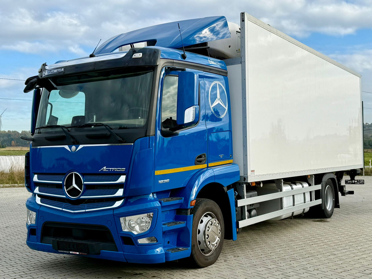 MERCEDES-BENZ ACTROS 1836 / CHŁODNIA / WINDA / 18 PALET / SILNIK 10677 cm3 / CARRIER / SYPIALKA / AUTOMAT / 2018 ROK - Samochód ciężarowy chłodnia: zdjęcie 2 MERCEDES-BENZ ACTROS 1836 / CHŁODNIA / WINDA / 18 PALET / SILNIK 10677 cm3 / CARRIER / SYPIALKA / AUTOMAT / 2018 ROK - Samochód ciężarowy chłodnia: zdjęcie 2