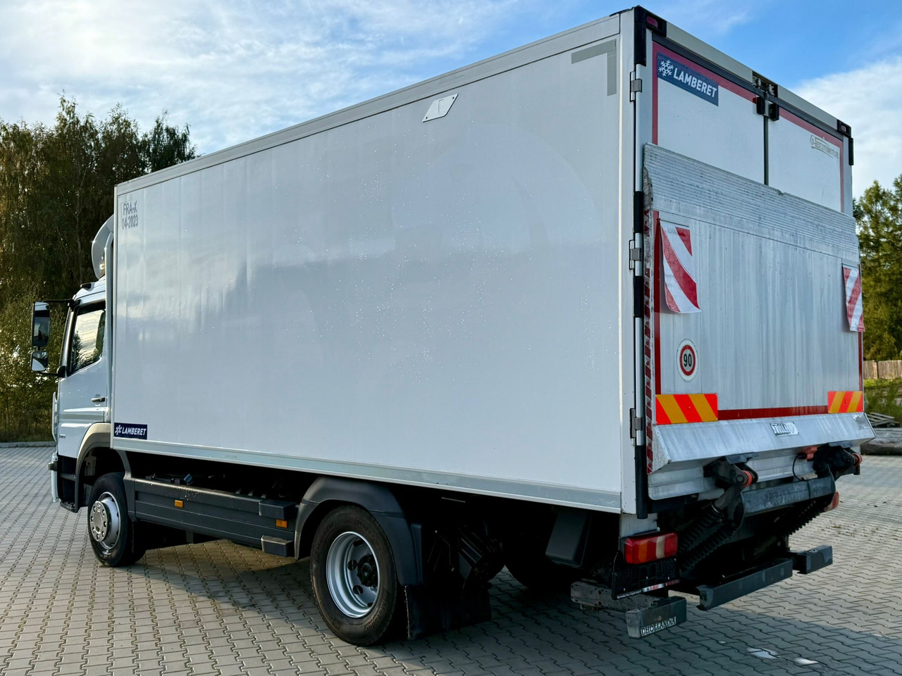 MERCEDES-BENZ ATEGO 1218 / CHŁODNIA / IZOTERMA / WINDA / 5.10 M DŁUGOŚCI / LAMBERET / AUTOMAT / 2017 ROK / 410 TYŚ KM - Samochód ciężarowy chłodnia: zdjęcie 4 MERCEDES-BENZ ATEGO 1218 / CHŁODNIA / IZOTERMA / WINDA / 5.10 M DŁUGOŚCI / LAMBERET / AUTOMAT / 2017 ROK / 410 TYŚ KM - Samochód ciężarowy chłodnia: zdjęcie 4