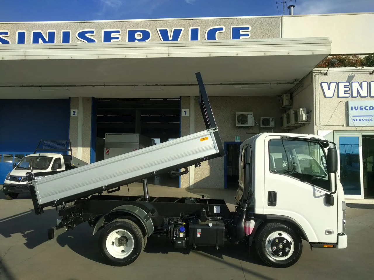 ISUZU NNR M21 T - Samochód dostawczy wywrotka: zdjęcie 3 ISUZU NNR M21 T - Samochód dostawczy wywrotka: zdjęcie 3