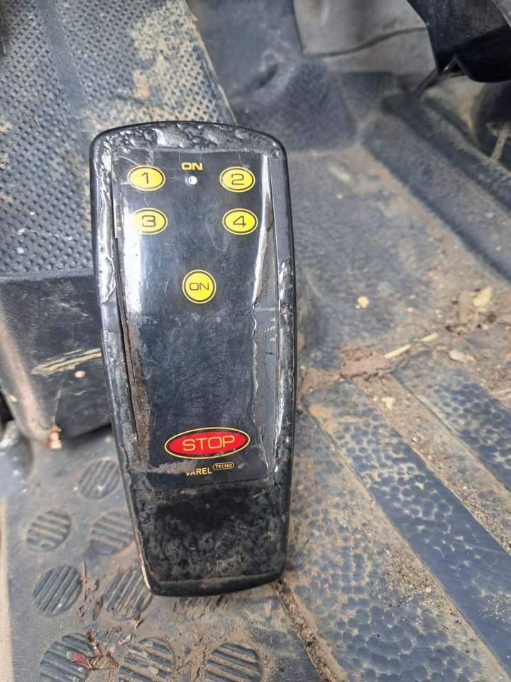 MERCEDES-BENZ 1823 - Ciężarówka do przewozu samochodów: zdjęcie 3 MERCEDES-BENZ 1823 - Ciężarówka do przewozu samochodów: zdjęcie 3