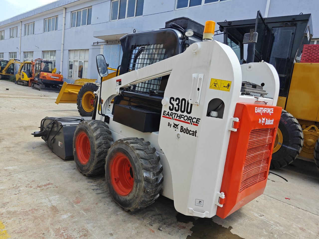 Bobcat S300 - Miniładowarka: zdjęcie 1 Bobcat S300 - Miniładowarka: zdjęcie 1