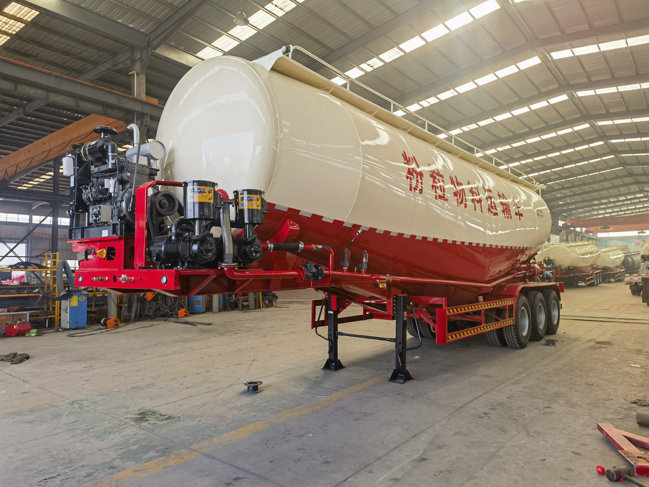 JSIE JSIE9404GFL - Naczepa cysterna: zdjęcie 2 JSIE JSIE9404GFL - Naczepa cysterna: zdjęcie 2