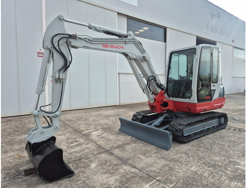 Takeuchi TB250 - Minikoparka: zdjęcie 3 Takeuchi TB250 - Minikoparka: zdjęcie 3