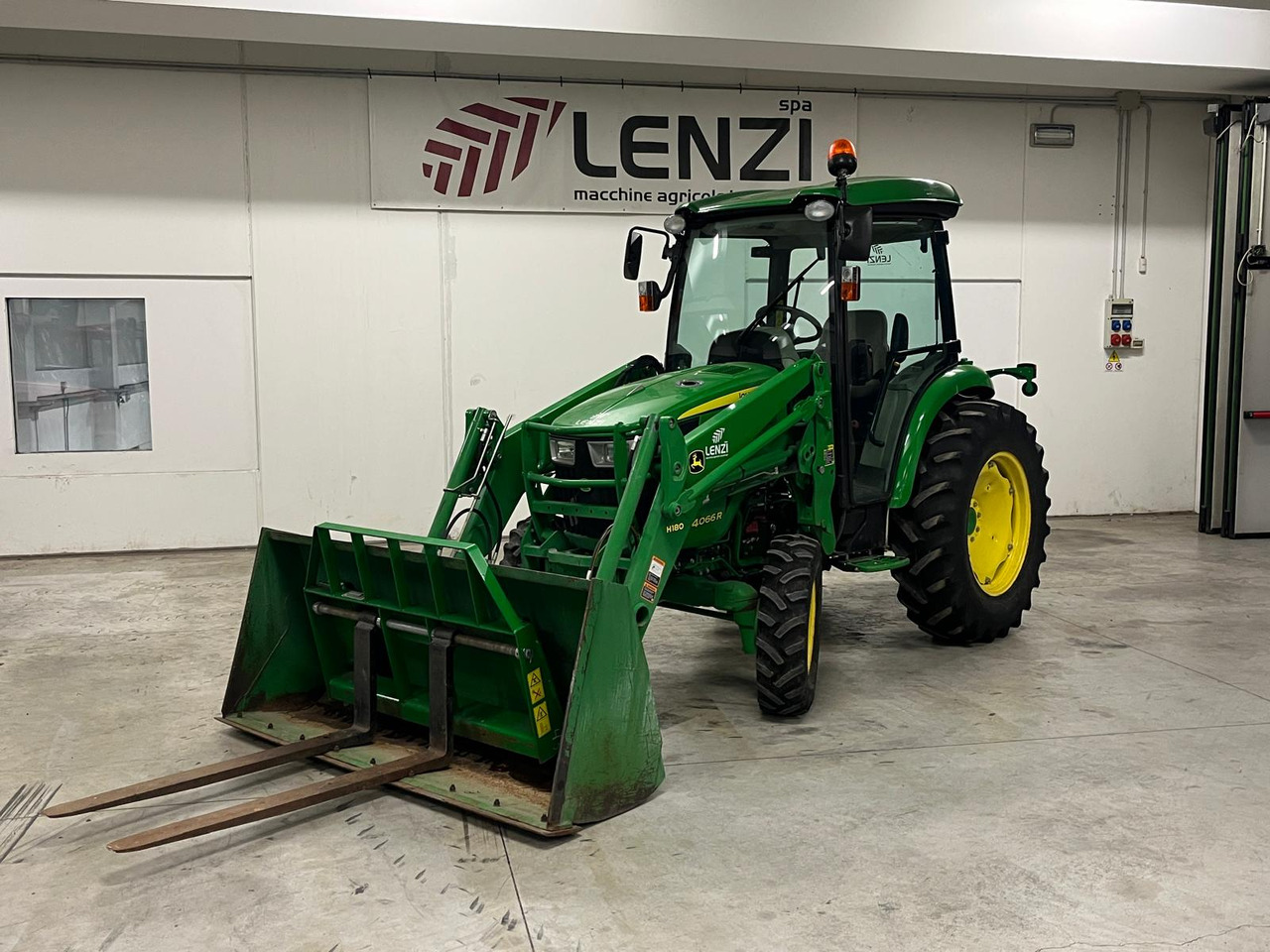 JOHN DEERE 4066 R ( IDROSTATICO ) - Ciągnik rolniczy: zdjęcie 2 JOHN DEERE 4066 R ( IDROSTATICO ) - Ciągnik rolniczy: zdjęcie 2