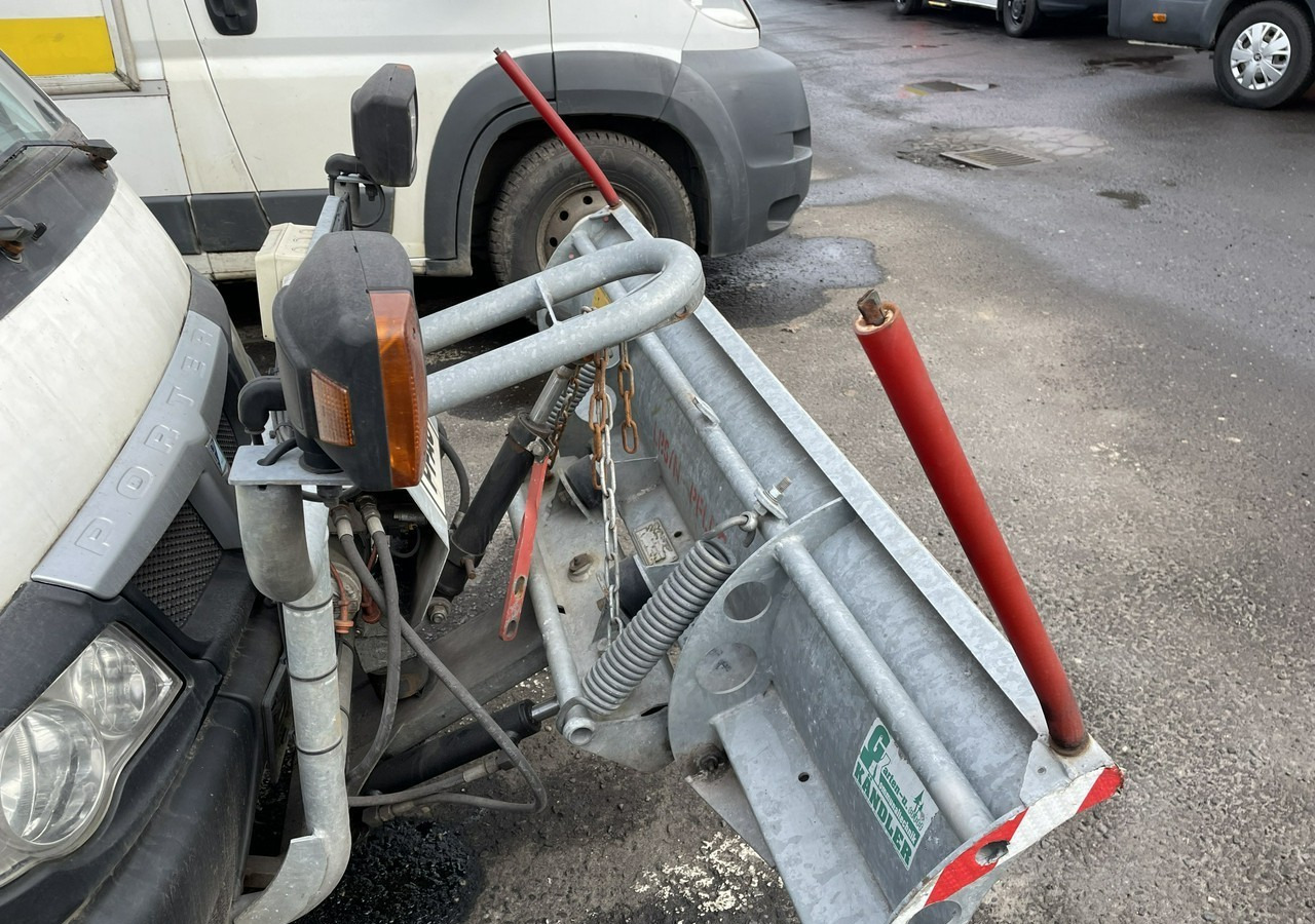 Piaggio Piaggio PFAU Wywrotka 4X4 posypywarka odśnieżarka pług 2009 - Maszyna do odśnieżania: zdjęcie 5 Piaggio Piaggio PFAU Wywrotka 4X4 posypywarka odśnieżarka pług 2009 - Maszyna do odśnieżania: zdjęcie 5