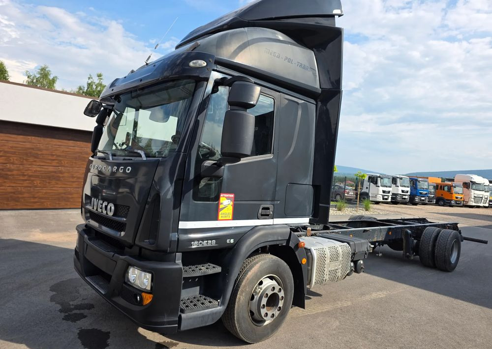 Iveco EUROCARGO 160E28 RAMA DO ZABUDOWY/ LAWETA / MANUAL / - Samochód ciężarowy plandeka: zdjęcie 2 Iveco EUROCARGO 160E28 RAMA DO ZABUDOWY/ LAWETA / MANUAL / - Samochód ciężarowy plandeka: zdjęcie 2