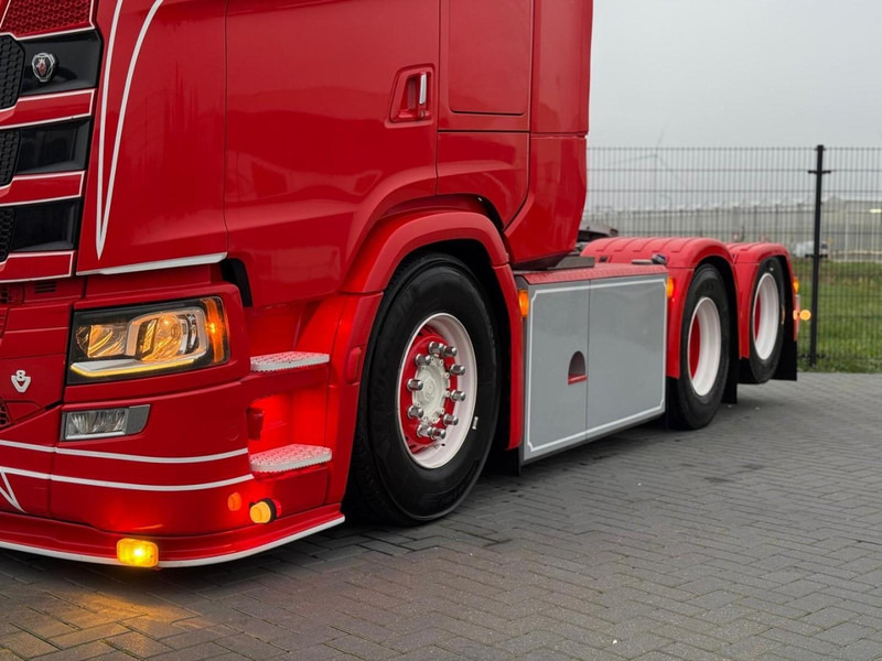 Scania S580 V8 NGS SHOW TRUCK, VOLLUCHT, SPECIAL INTERIOR, BOMVOL, ALS NIEUW. - Ciągnik siodłowy: zdjęcie 4 Scania S580 V8 NGS SHOW TRUCK, VOLLUCHT, SPECIAL INTERIOR, BOMVOL, ALS NIEUW. - Ciągnik siodłowy: zdjęcie 4