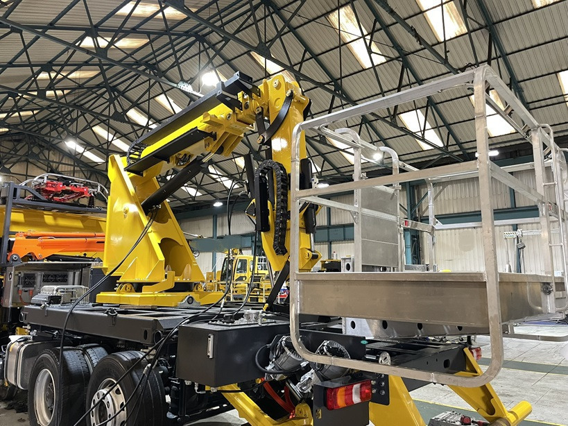 Nowy Podnośnik koszowy w samochody ciężarowe Inbiuro Mercedes Econic: zdjęcie 1